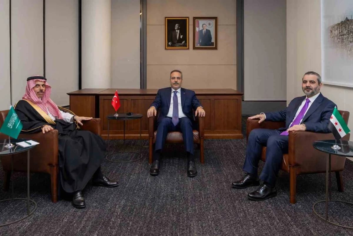 Dışişleri Bakanı Hakan Fidan, New York'ta Türkiye, Suriye ve Suudi Arabistan dışişleri bakanlarıyla üçlü toplantıda