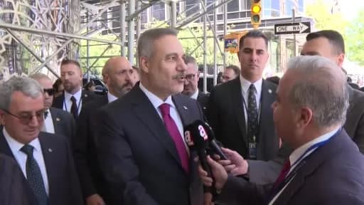 Dışişleri Bakanı Hakan Fidan, New York Türkevi önünde basın açıklaması yapıyor