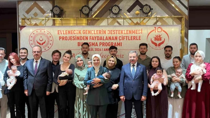 Aile ve Sosyal Hizmetler Bakanı Mahinur Özdemir Göktaş genç çiftlerle Ankara Gölbaşı Hakimevi’nde bir programda bir arad