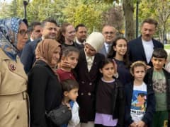 Aile ve Sosyal Hizmetler Bakanı Mahinur Özdemir Göktaş, İstanbul Bahçelievler Kuleli Parkı'nda çocuklara oyuncak hediye