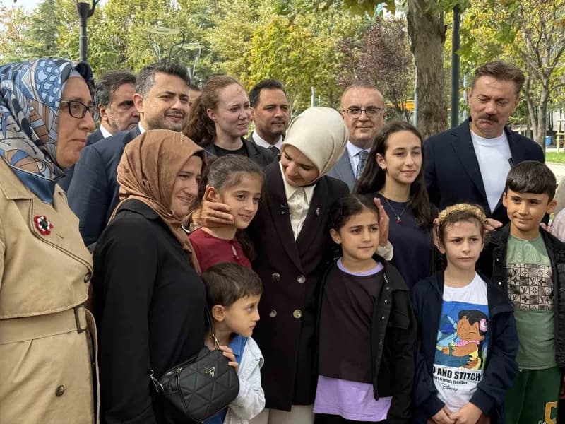 Aile ve Sosyal Hizmetler Bakanı Mahinur Özdemir Göktaş, İstanbul Bahçelievler Kuleli Parkı'nda çocuklara oyuncak hediye