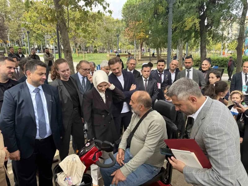 Aile ve Sosyal Hizmetler Bakanı Mahinur Özdemir Göktaş, "Türkiye Yüzyılı Buluşmaları" kapsamında İstanbul Bahçelievler’d