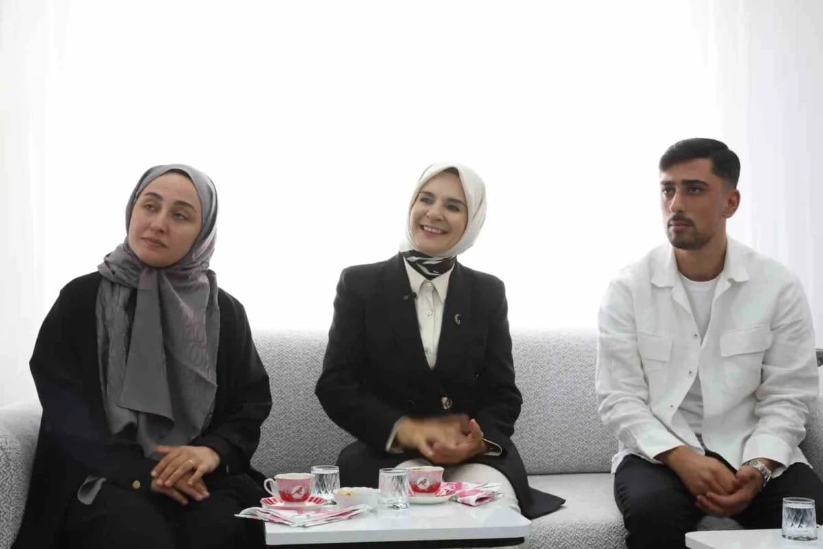 Bakan Mahinur Özdemir Göktaş, evlilik kredisinden yararlanan genç çiftin İstanbul Bahçelievler’deki evinde