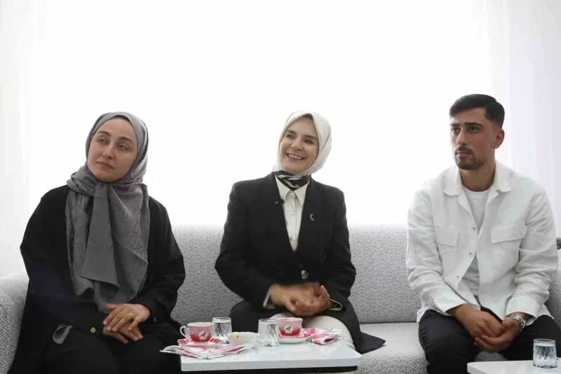 Bakan Mahinur Özdemir Göktaş, evlilik kredisinden yararlanan genç çiftin İstanbul Bahçelievler’deki evinde