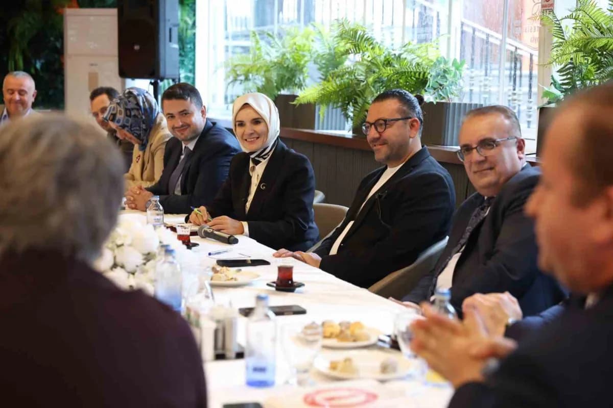 "Türkiye Yüzyılı Buluşmaları" kapsamında Bahçelievler'de muhtarla bir araya gelen Aile ve Sosyal Hizmetler Bakanı Mahinu