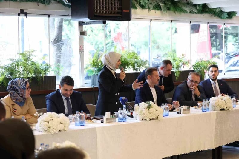 "Türkiye Yüzyılı Buluşmaları" kapsamında Bahçelievler'de muhtarla bir araya gelen Aile ve Sosyal Hizmetler Bakanı Mahinu