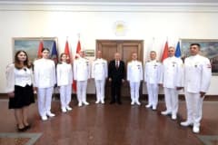 Milli Savunma Bakanı Yaşar Güler, Deniz Kuvvetleri Komutanı Oramiral Ercüment Tatlıoğlu ve personeli kabul ederken
