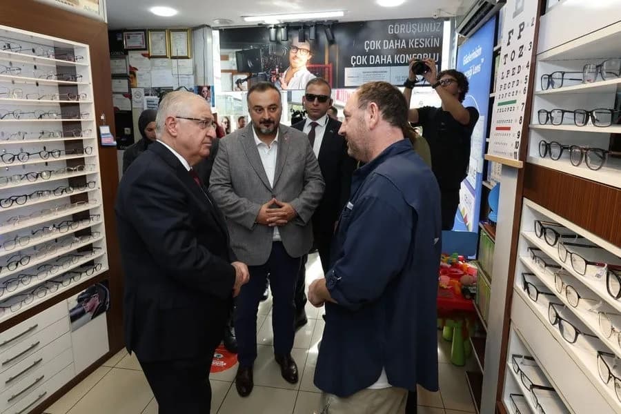 Milli Savunma Bakanı Yaşar Güler, İstanbul’un Maltepe ilçesinde esnaf ziyaret etti.