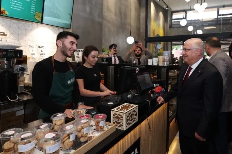 Milli Savunma Bakanı Yaşar Güler, İstanbul’un Maltepe ilçesinde esnaf ziyaret etti.