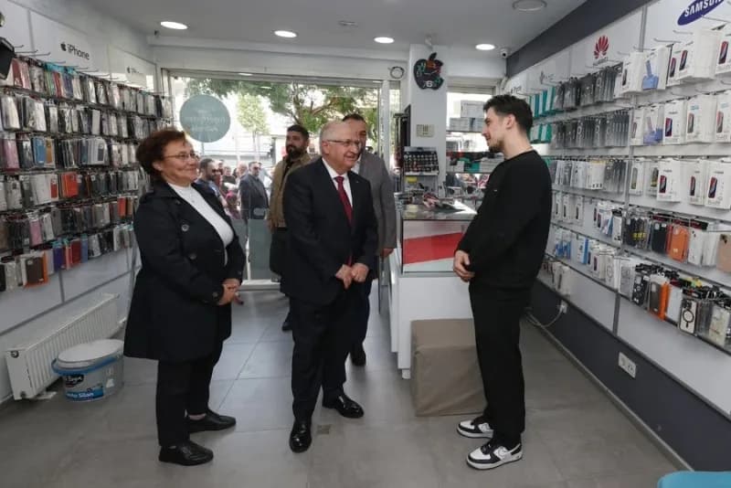 Milli Savunma Bakanı Yaşar Güler, İstanbul’un Maltepe ilçesinde esnaf ziyaret etti.