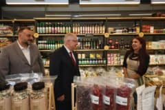 Milli Savunma Bakanı Yaşar Güler İstanbul Maltepe’de esnaf ziyareti sırasında esnafla sohbet ediyor