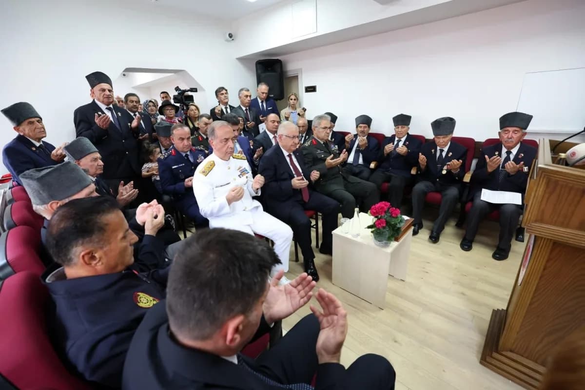Milli Savunma Bakanı Yaşar Güler, "Gazilik, şanlı tarihimizde ve milletimizin vefakâr gönlünde daima büyük bir şeref ve