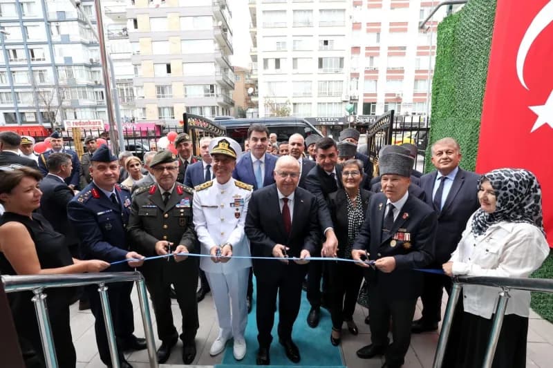 Milli Savunma Bakanı Yaşar Güler, "Gazilik, şanlı tarihimizde ve milletimizin vefakâr gönlünde daima büyük bir şeref ve