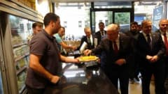 Milli Savunma Bakanı Yaşar Güler Kars'ta Atatürk Caddesi'nde esnafı ziyaret ederken