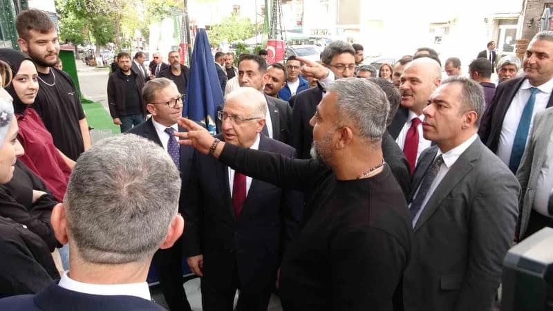 Milli Savunma Bakanı Yaşar Güler, Kars’ta Atatürk Caddesi üzerindeki esnafı ziyaret ederek vatandaşlarla sohbet etti. Gü