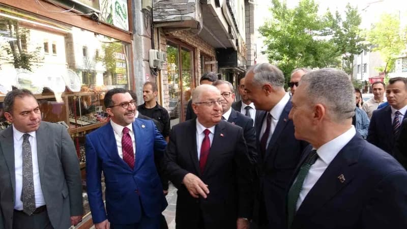 Milli Savunma Bakanı Yaşar Güler, Kars’ta Atatürk Caddesi üzerindeki esnafı ziyaret ederek vatandaşlarla sohbet etti. Gü