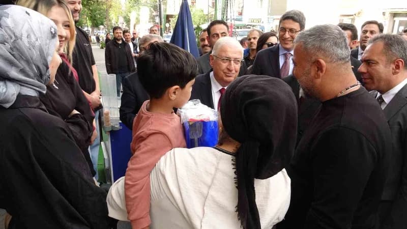 Milli Savunma Bakanı Yaşar Güler, Kars’ta Atatürk Caddesi üzerindeki esnafı ziyaret ederek vatandaşlarla sohbet etti. Gü