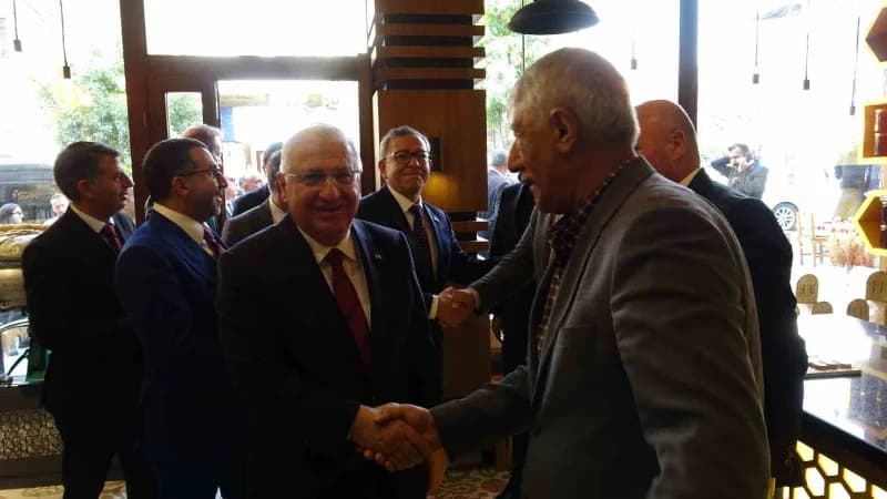 Milli Savunma Bakanı Yaşar Güler, Kars’ta Atatürk Caddesi üzerindeki esnafı ziyaret ederek vatandaşlarla sohbet etti. Gü