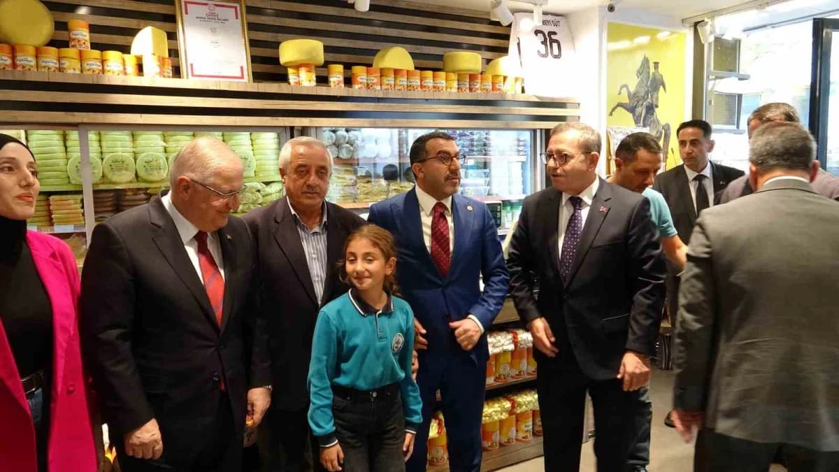 Milli Savunma Bakanı Yaşar Güler, Kars’ta Atatürk Caddesi üzerindeki esnafı ziyaret ederek vatandaşlarla sohbet etti. Gü