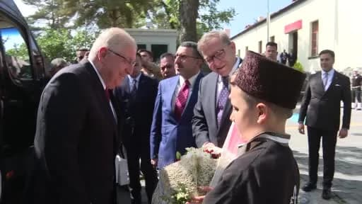Milli Savunma Bakanı Yaşar Güler Kars Valiliği ve Belediyesini ziyaret ederken