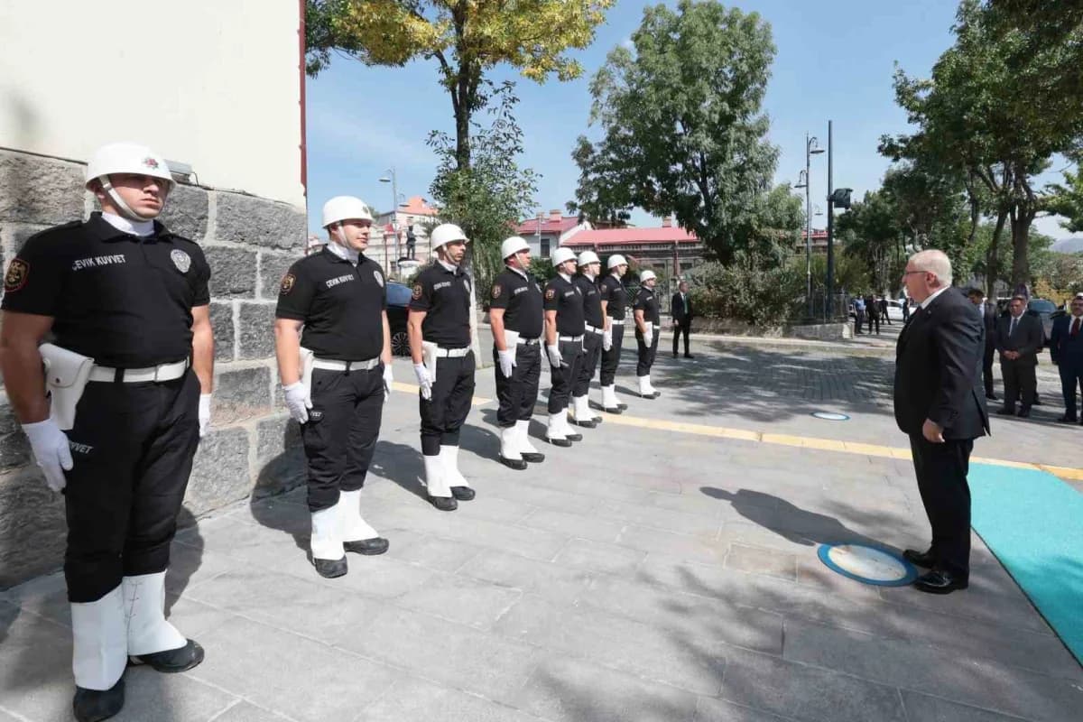 Milli Savunma Bakanı Yaşar Güler, Kars ziyareti kapsamında Kars Valiliğini ve Belediyesini ziyaret etti.