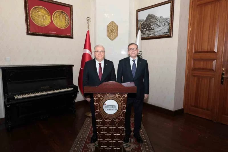 Milli Savunma Bakanı Yaşar Güler (Solda), Kars valisi Ziya Polat (Sağda)