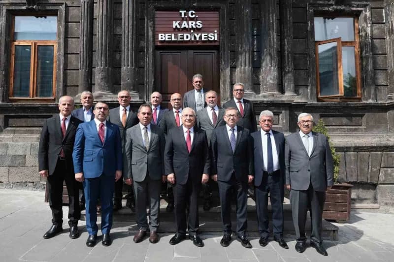 Milli Savunma Bakanı Yaşar Güler, Kars ziyareti kapsamında Kars Valiliğini ve Belediyesini ziyaret etti.