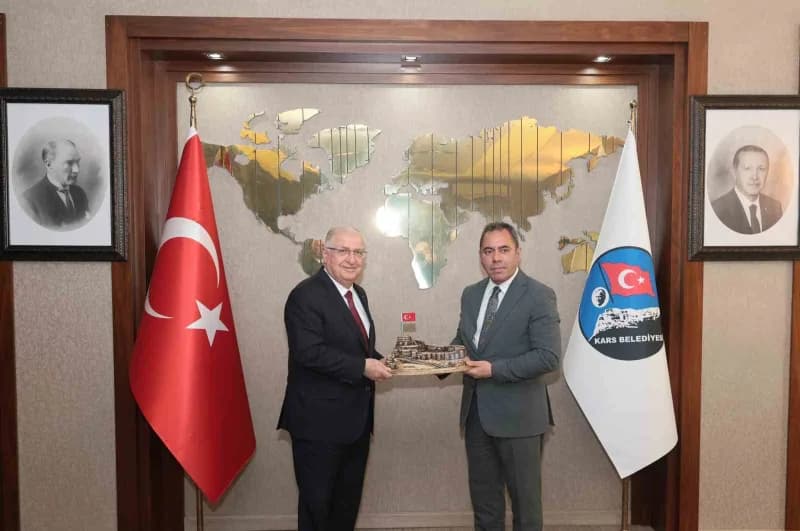 Milli Savunma Bakanı Yaşar Güler (Solda), Kars Belediye Başkanı Ötüken Senger (Sağda)