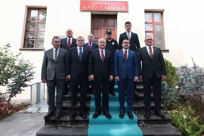 Milli Savunma Bakanı Yaşar Güler, Kars ziyareti kapsamında Kars Valiliğini ve Belediyesini ziyaret etti.