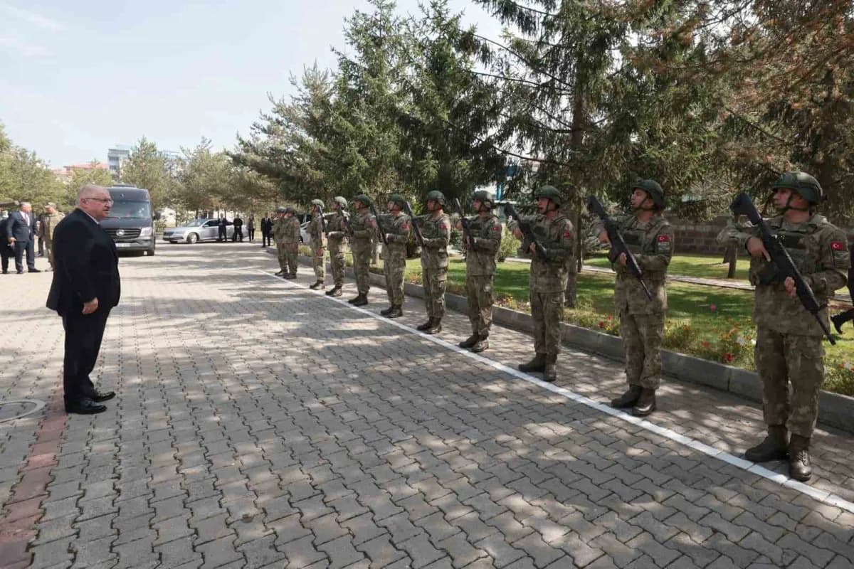 Milli Savunma Bakanı Yaşar Güler, Kars’ta 14’üncü Mekanize Piyade Tugay Komutanlığını ziyaret ederek inceleme ve denetle