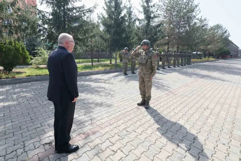 Milli Savunma Bakanı Yaşar Güler, Kars’ta 14’üncü Mekanize Piyade Tugay Komutanlığını ziyaret ederek inceleme ve denetle