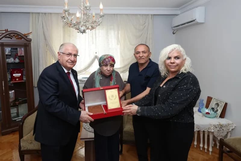 Milli Savunma Bakanı Yaşar Güler, Diyarbakır’ın Lice ilçesinde şehit olan Alaattin Buluç’un, İstanbul’daki ailesini ziya