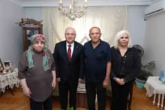 Milli Savunma Bakanı Yaşar Güler, şehit Alaattin Buluç’un ailesini İstanbul Maltepe’de ziyaret ederken