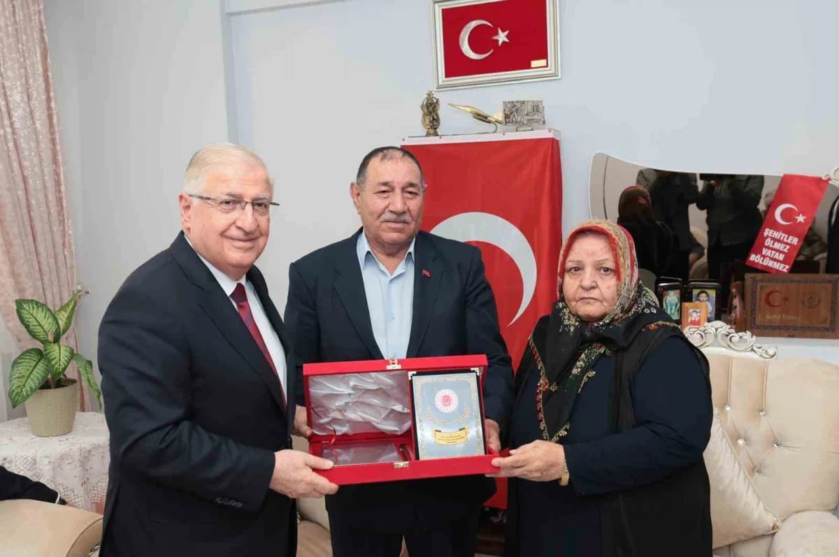 Milli Savunma Bakanı Yaşar Güler, şehit Jandarma Er Emin Polat’ın Kars’taki baba ocağını ziyaret etti.