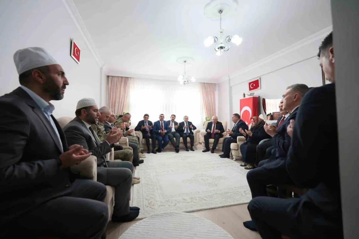 Milli Savunma Bakanı Yaşar Güler, şehit Jandarma Er Emin Polat’ın Kars’taki baba evinde ailesiyle görüşüyor