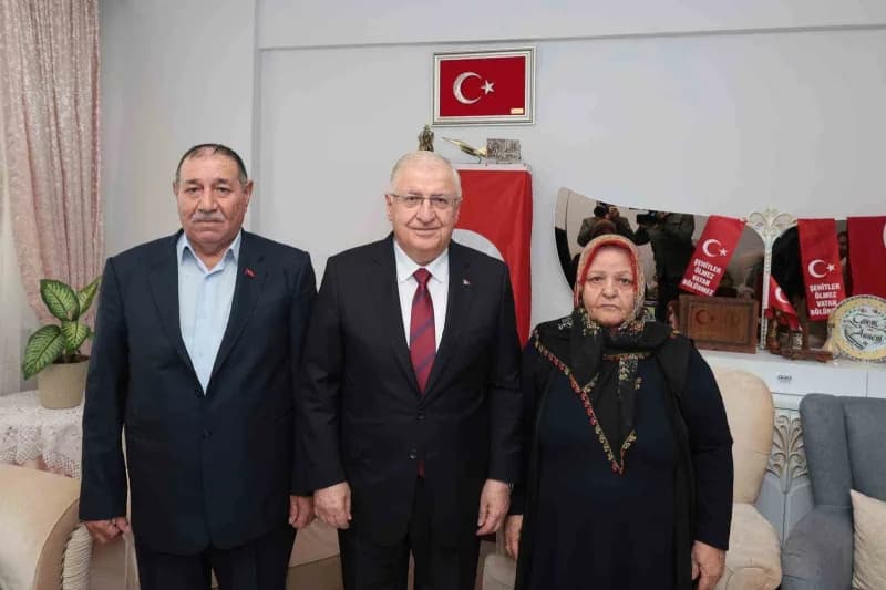 Milli Savunma Bakanı Yaşar Güler, şehit Jandarma Er Emin Polat’ın Kars’taki baba ocağını ziyaret etti.