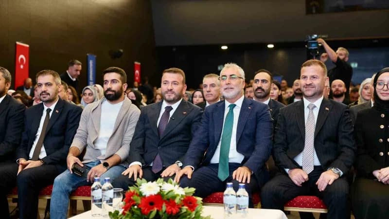 Çalışma ve Sosyal Güvenlik Bakanı prof. Dr. Vedat Işıkhan, Arnavutköy Belediyesi tarafından düzenlenen "İstihdam Buluşma