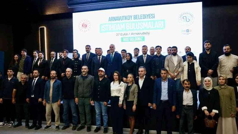 Çalışma ve Sosyal Güvenlik Bakanı Vedat Işıkhan, Arnavutköy Belediyesi’nin istihdam programında konuşma yaparken