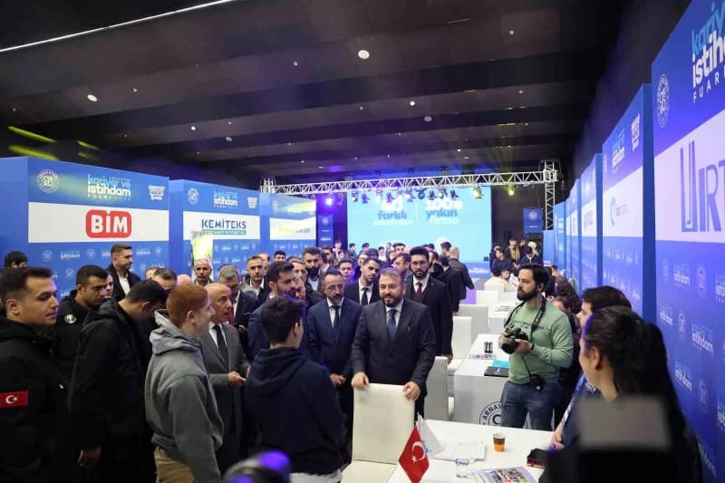 Çalışma ve Sosyal Güvenlik Bakanı prof. Dr. Vedat Işıkhan, Arnavutköy Belediyesi tarafından düzenlenen "İstihdam Buluşma
