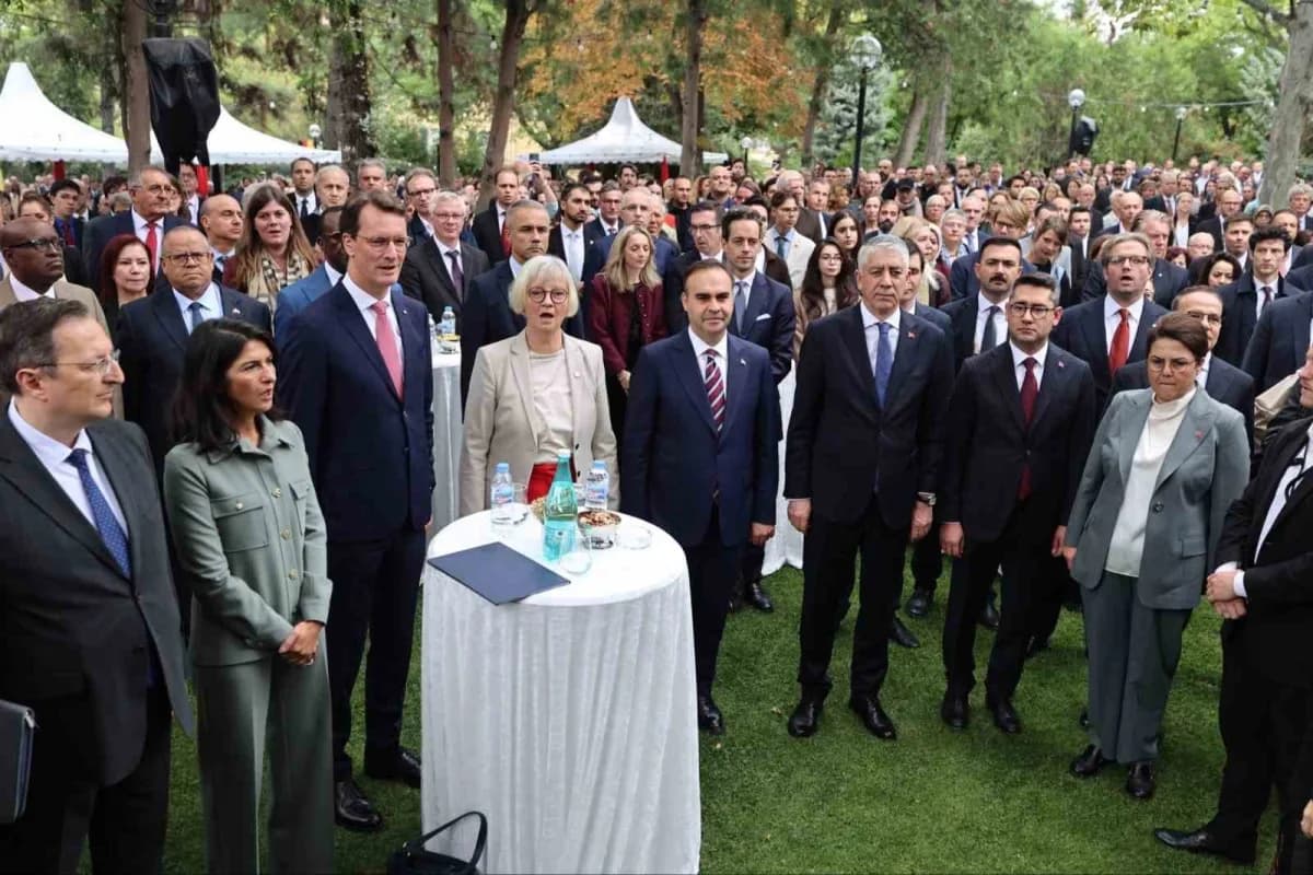 Sanayi ve Teknoloji Bakanı Mehmet Fatih Kacır, Almanya’nın Kuzey Ren-vestfalya Eyaleti Başbakanı Hendrik Wüst ve beraber