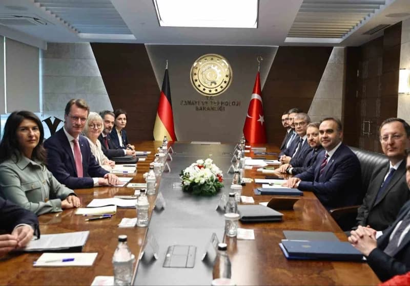 Sanayi ve Teknoloji Bakanı Mehmet Fatih Kacır, Almanya’nın Kuzey Ren-vestfalya Eyaleti Başbakanı Hendrik Wüst ve beraber