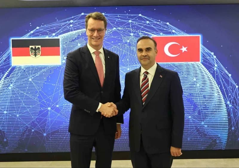 Sanayi ve Teknoloji Bakanı Mehmet Fatih Kacır, Almanya’nın Kuzey Ren-vestfalya Eyaleti Başbakanı Hendrik Wüst ve beraber