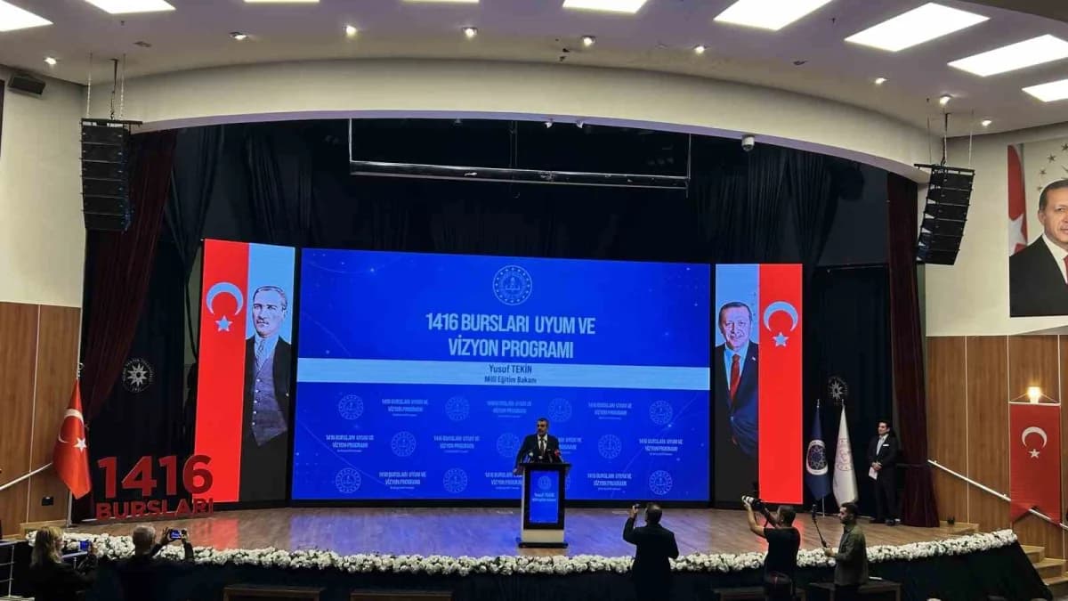 Milli Eğitim Bakanı Yusuf Tekin, Yıldız Teknik Üniversitesi’nde yurt dışı bursiyer öğrencilerle bir arada
