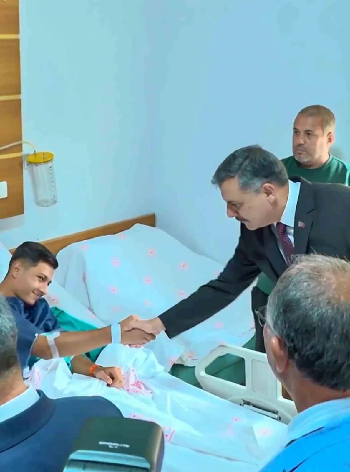 Bakan Tekin ve Bakan Çiftçi, Manisa Turgutlu'da yaralı öğrencileri ziyaret ederken hastane koridorunda sohbet ediyor