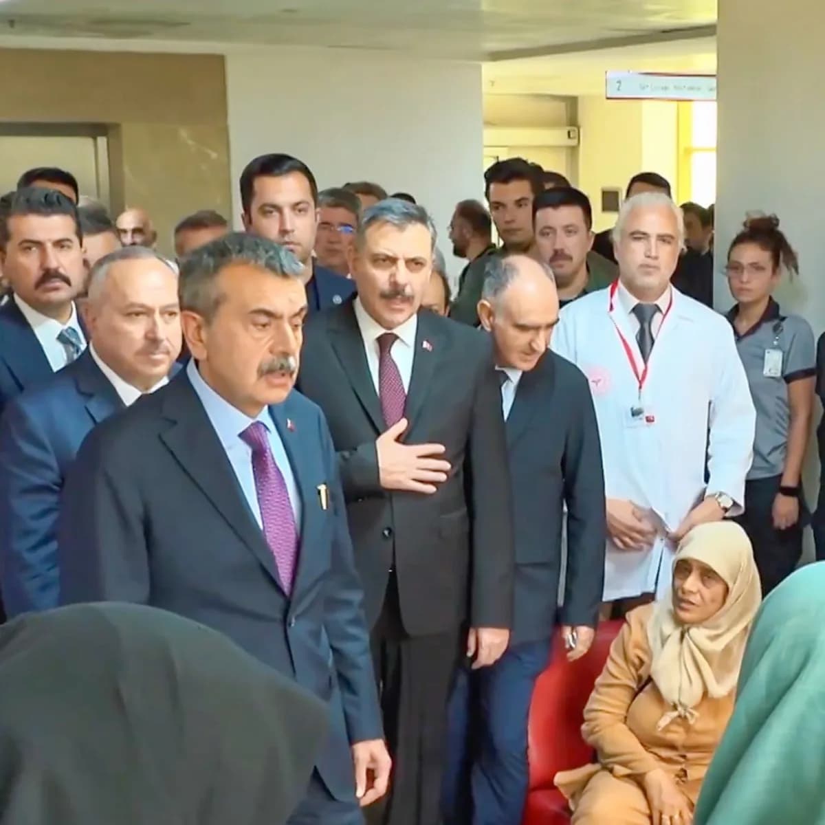 İçişleri Bakanı Mustafa Çiftçi ve Milli Eğitim Bakanı Yusuf Tekin, Manisa'nın Turgutlu ilçesinde yaralı öğrencileri ziya