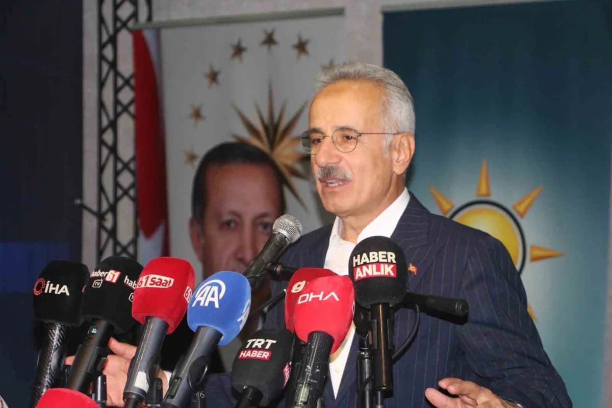 Ulaştırma ve Altyapı Bakanı Abdulkadir Uraloğlu, AK Parti Ortahisar İlçe Danışma Meclisi toplantısında konuşma yaparken
