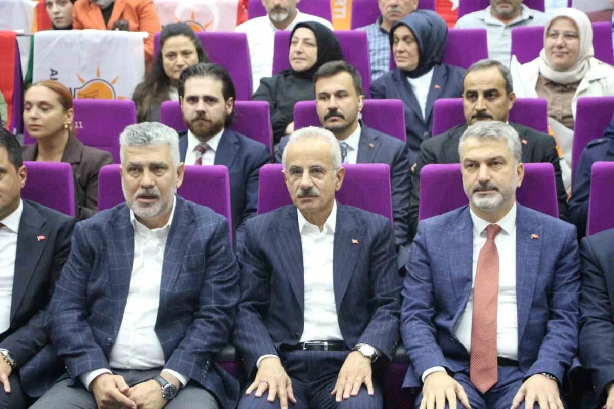 Ulaştırma ve Altyapı Bakanı Abdulkadir Uraloğlu, AK Parti Ortahisar İlçe Danışma Meclisi toplantısına katıldı.