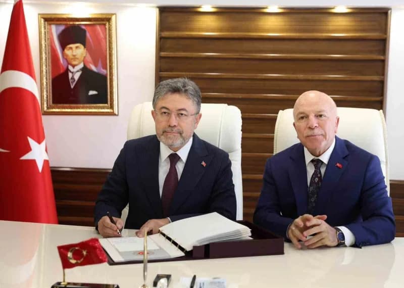 Tarım ve Orman Bakanı İbrahim Yumaklı, Erzurum programı çerçevesinde Valilik ve Büyükşehir Belediyesi'ni ziyaret etti.