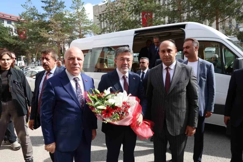 Tarım ve Orman Bakanı İbrahim Yumaklı, Erzurum programı çerçevesinde Valilik ve Büyükşehir Belediyesi'ni ziyaret etti.