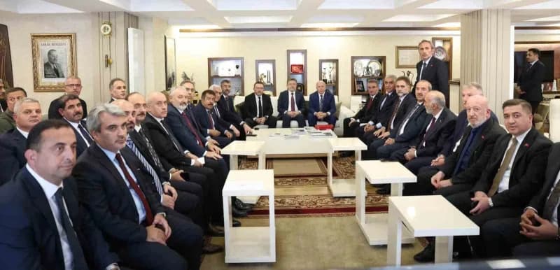 Tarım ve Orman Bakanı İbrahim Yumaklı, Erzurum programı çerçevesinde Valilik ve Büyükşehir Belediyesi'ni ziyaret etti.